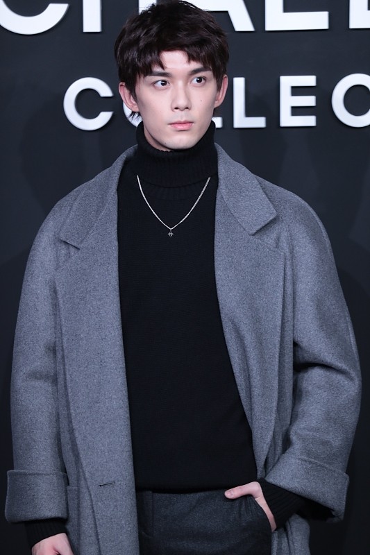 吴磊:黑色打底衫配大衣稳重成熟,显帅气