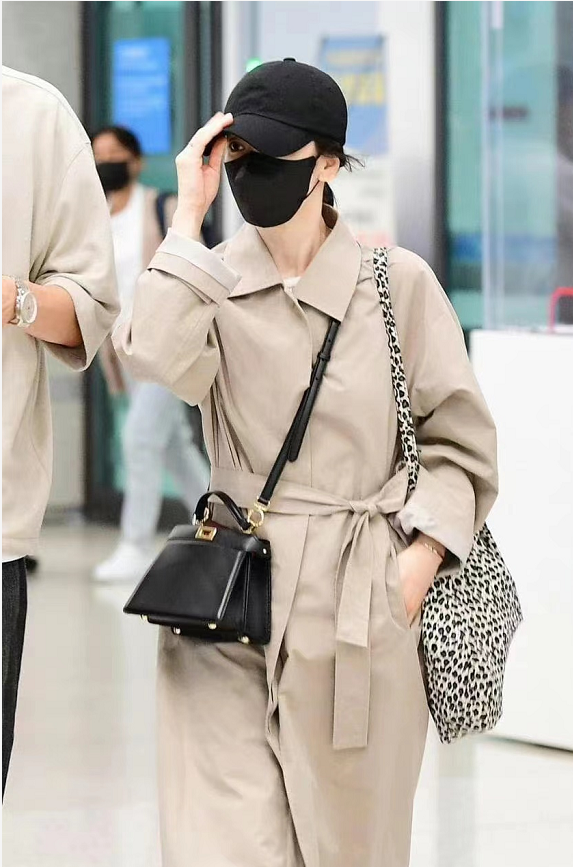 40岁宋慧乔风光回国穿长风衣背3万8的手袋闪耀机场明星范足