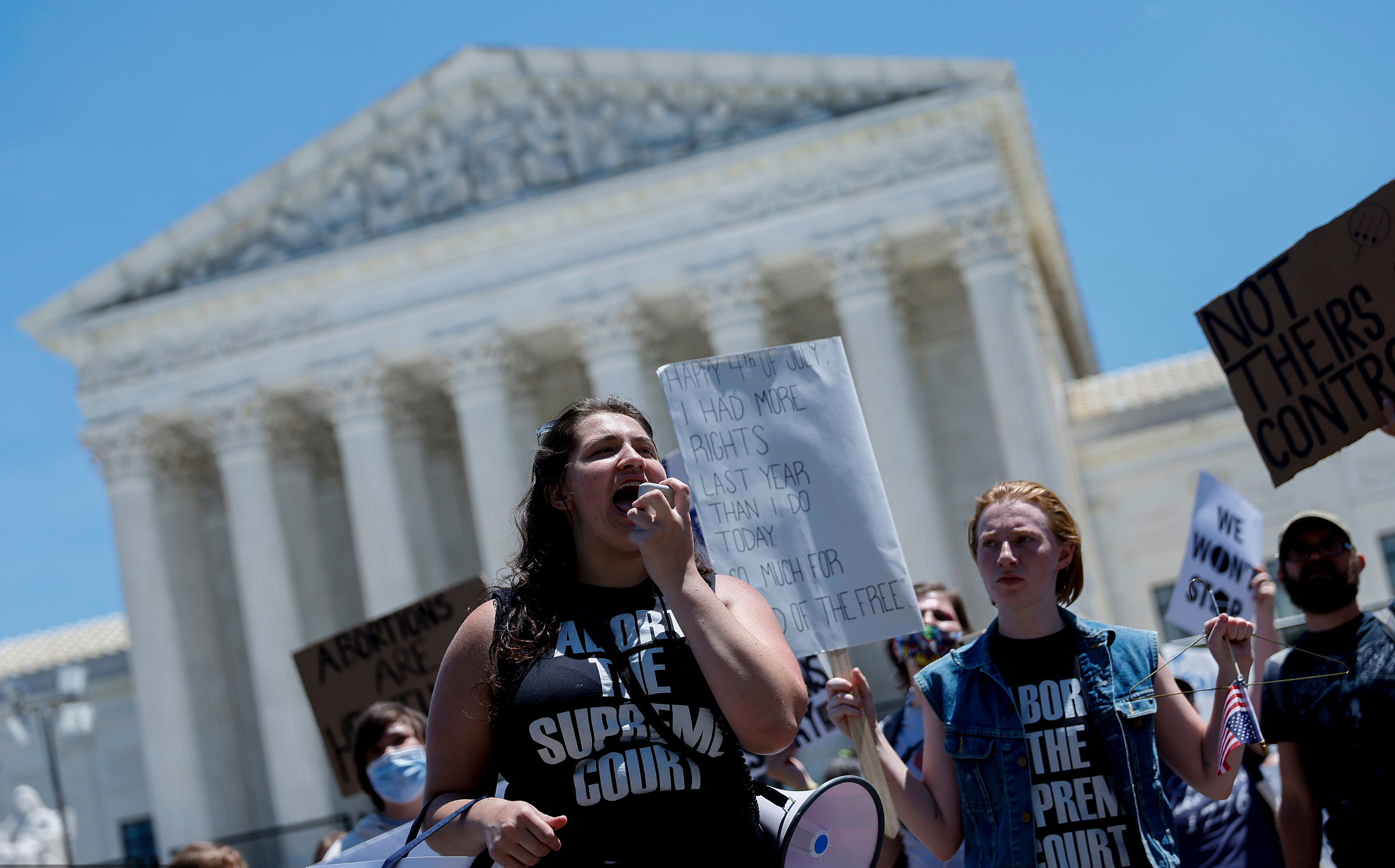 美最高法院推翻堕胎权判例引发抗议，有人驾驶皮卡冲撞抗议人群_北晚在线
