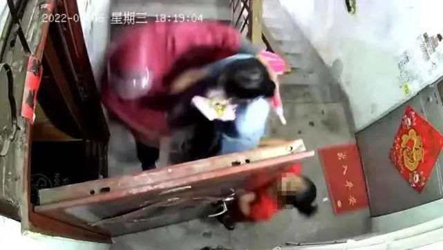 “母女回家被雨衣男拖进屋”视频引发全网关注！警方回应：母女平安，涉事男子已拘留休闲区蓝鸢梦想 - Www.slyday.coM