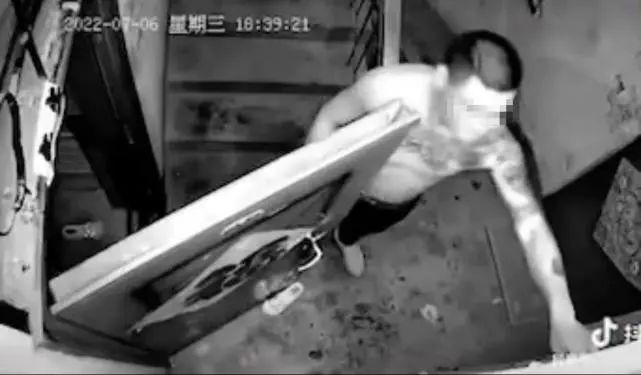 “母女回家被雨衣男拖进屋”视频引发全网关注！警方回应：母女平安，涉事男子已拘留休闲区蓝鸢梦想 - Www.slyday.coM