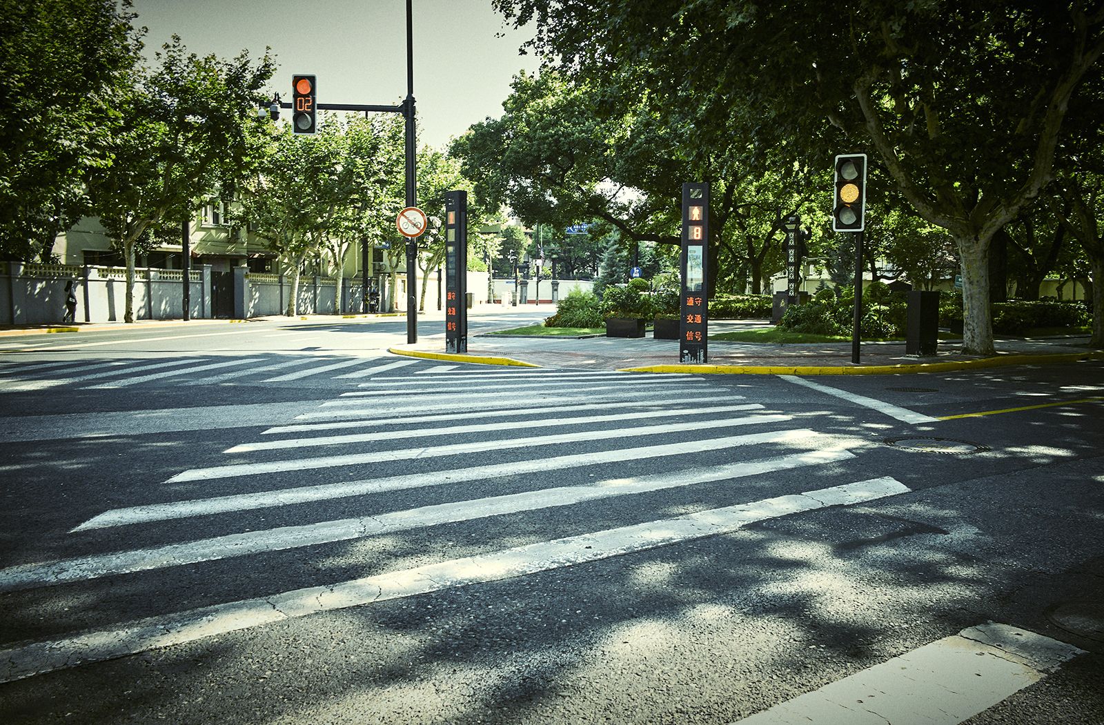 2022年7月10日,正午时分的淮海西路,街上几无行人.