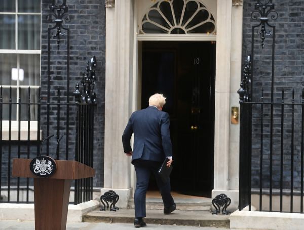 7月7日，英国首相鲍里斯·约翰逊在伦敦唐宁街10号门前宣布辞去英国保守党党首和首相职务后返回室内。（新华社）