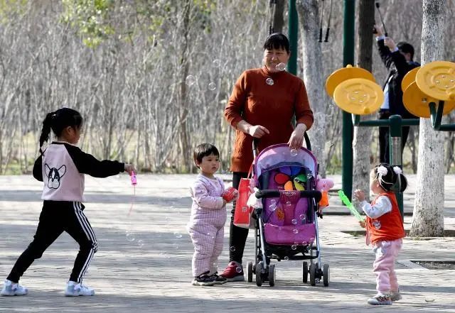 未来中国人口_中国人口预测报告2023版:出生人口将在2056年被美国反超