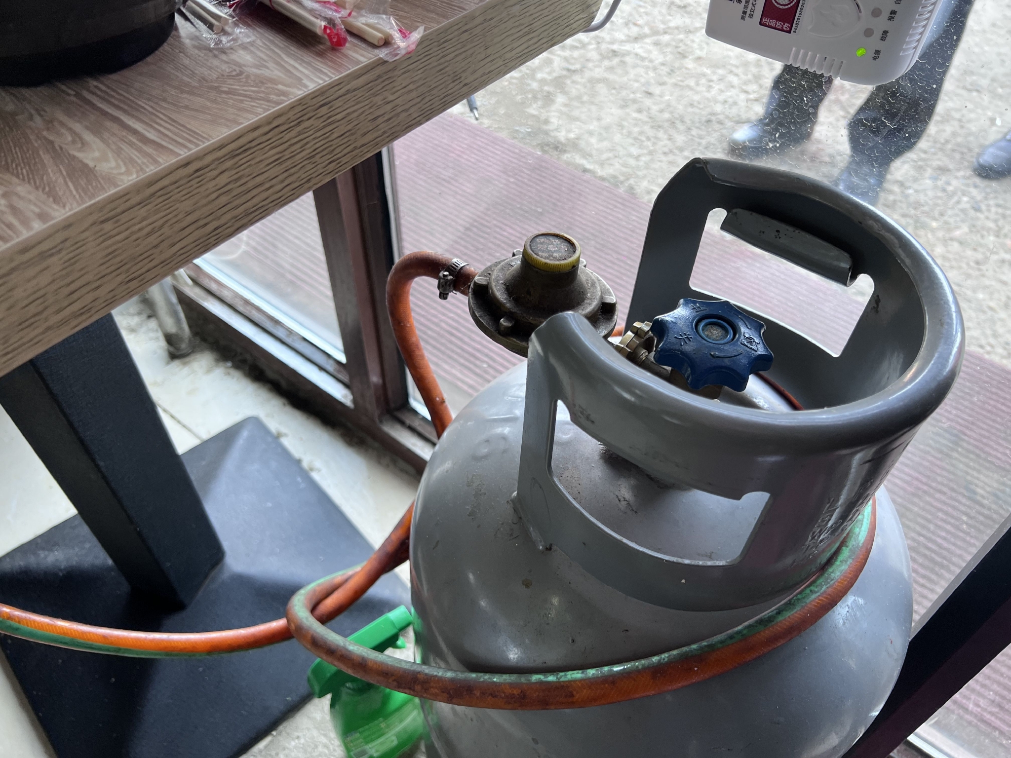 6月14日,检查组专家走访中发现,没有一家餐厅使用的煤气罐完全合规.