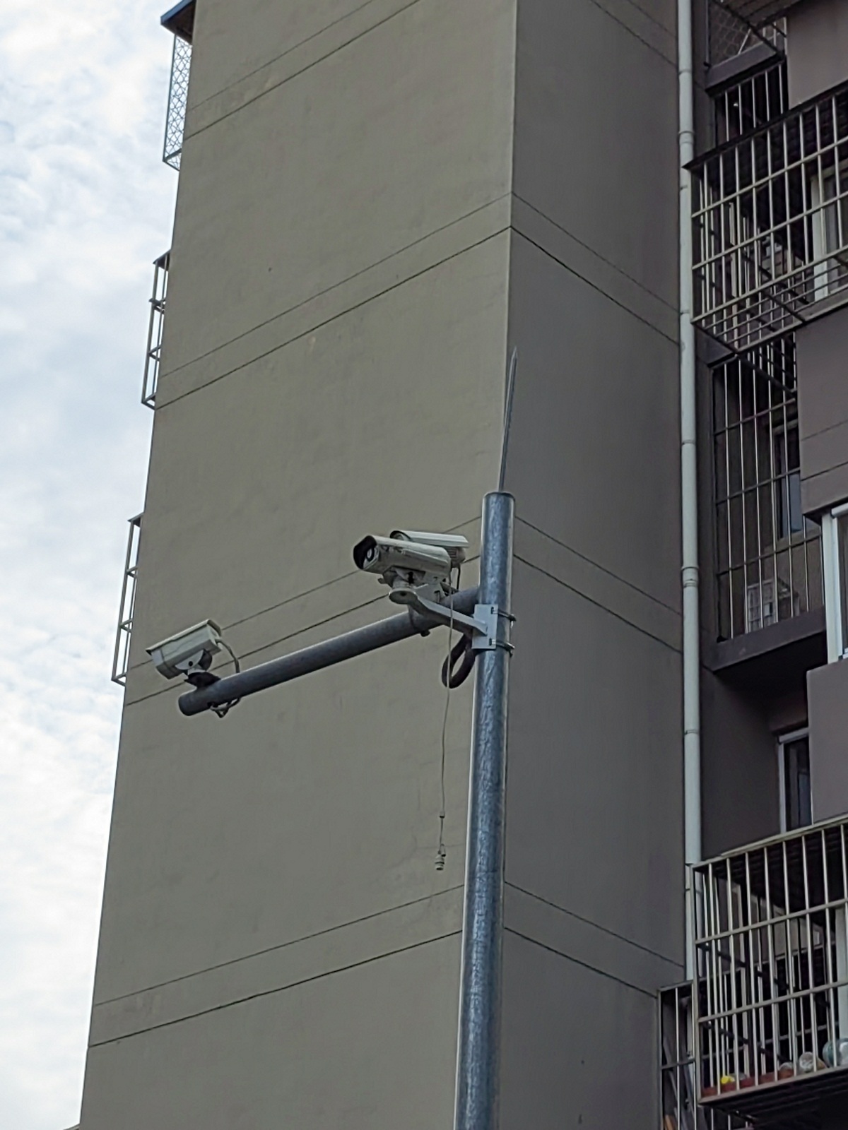 为什么要维修探头摄像头“带病”或罢工，小区监控为何频频失守？_https://www.jmylbn.com_新闻资讯_第4张