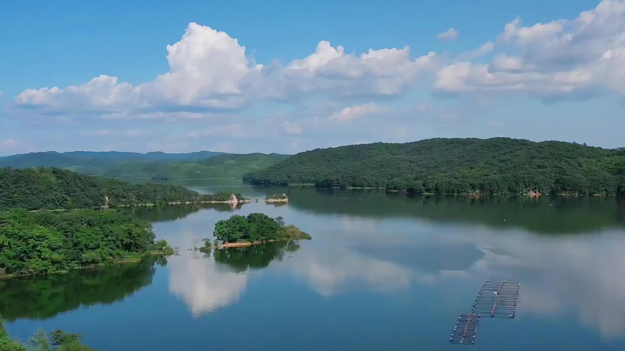 7月11日,蓝天白云下,群山环抱中的土门子水库(局部)