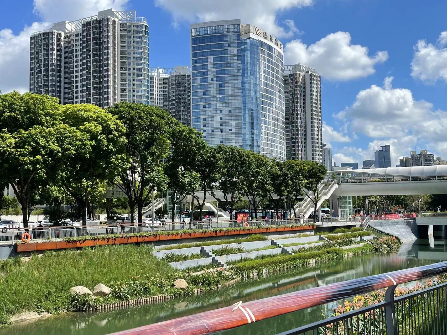 此项新洲河南段提升工程已近尾声,而北段部分区间从6月24日起开始围挡