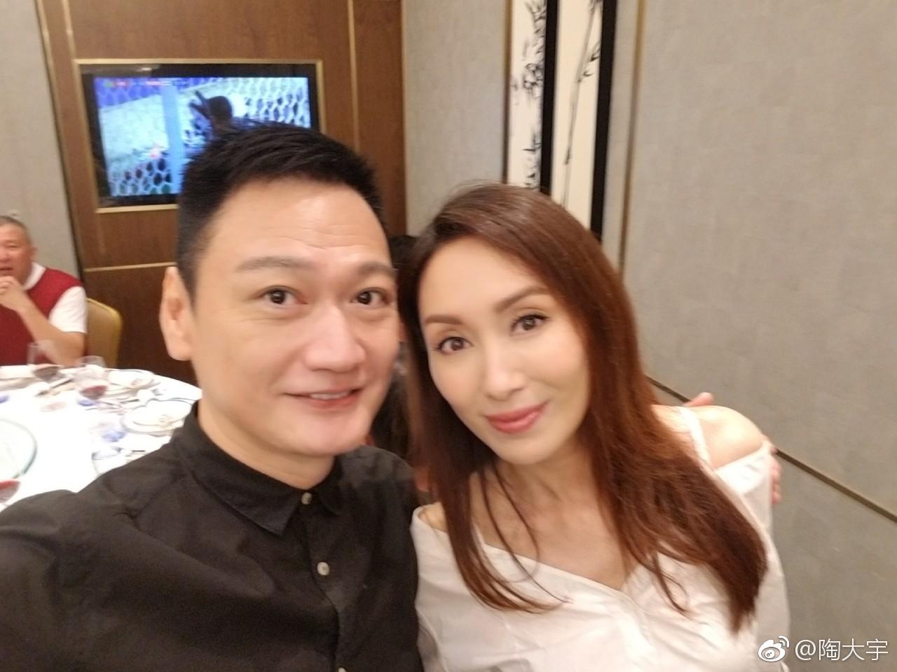 《刑事侦缉档案》剧组重聚,陶大宇在社交媒体上晒出他与女主角郭可盈