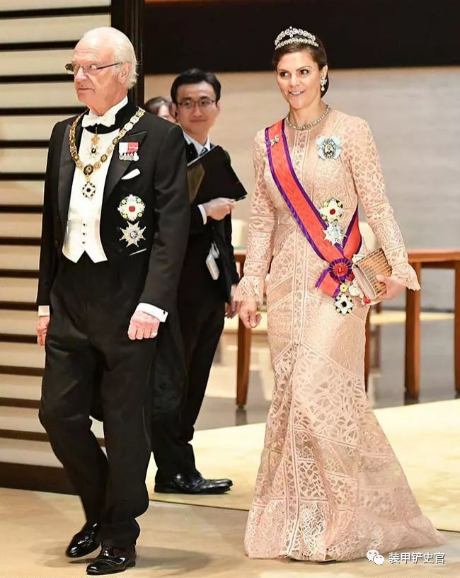 国王佩戴大勋位菊花章颈饰,公主佩戴大勋位菊花大绶章▲荷兰国王威廉