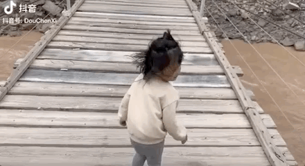 90后单亲爸爸带4岁女儿骑行西藏，爆火2年后，现状让人意外休闲区蓝鸢梦想 - Www.slyday.coM