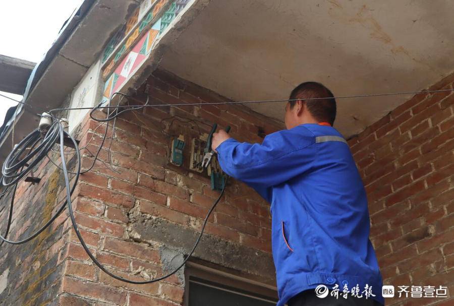 据孙庆伦介绍,随着活动启动,服务队摸排农户下户线和室内用电线路的