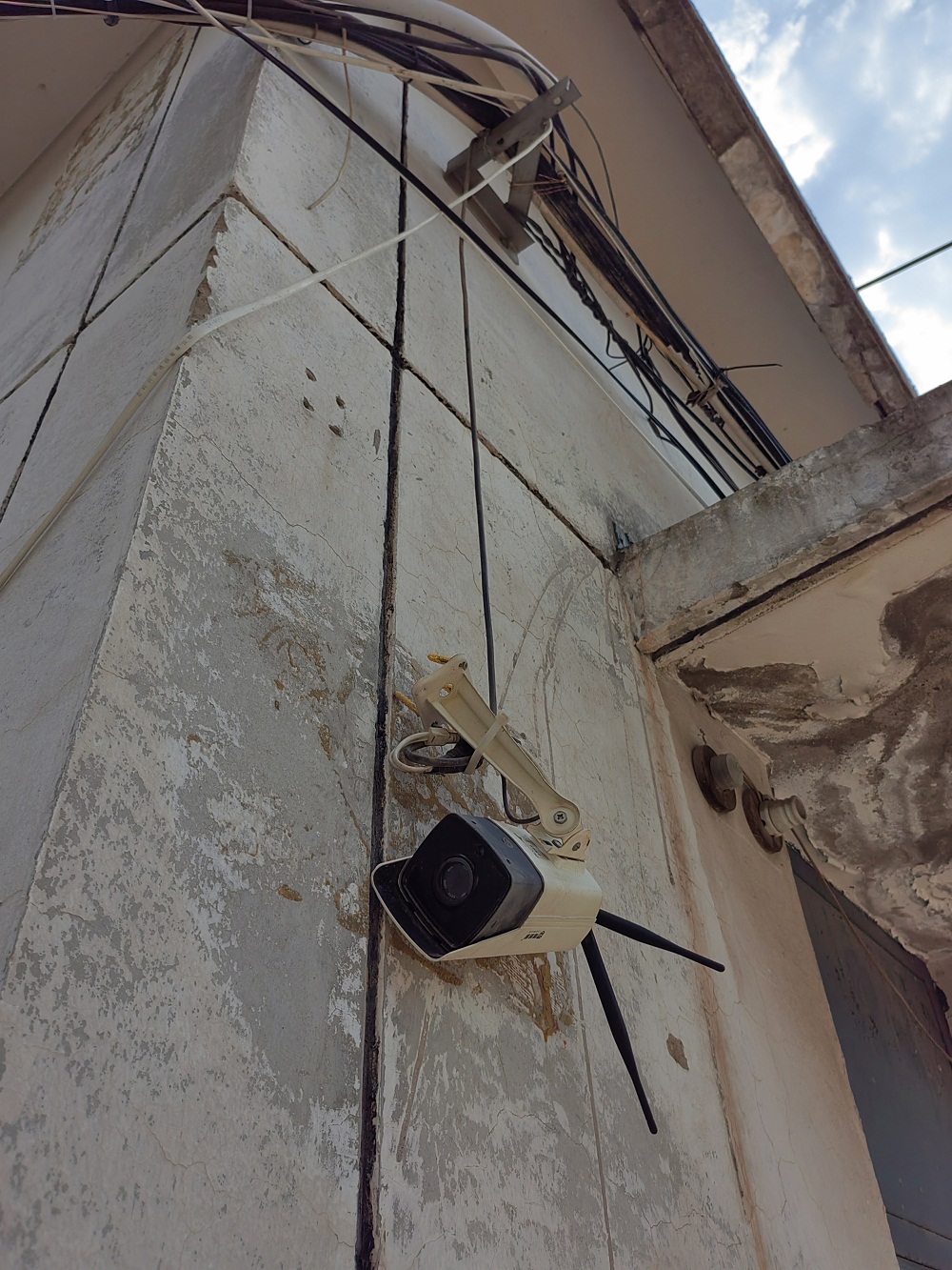 为什么要维修探头摄像头“带病”或罢工，小区监控为何频频失守？_https://www.jmylbn.com_新闻资讯_第8张