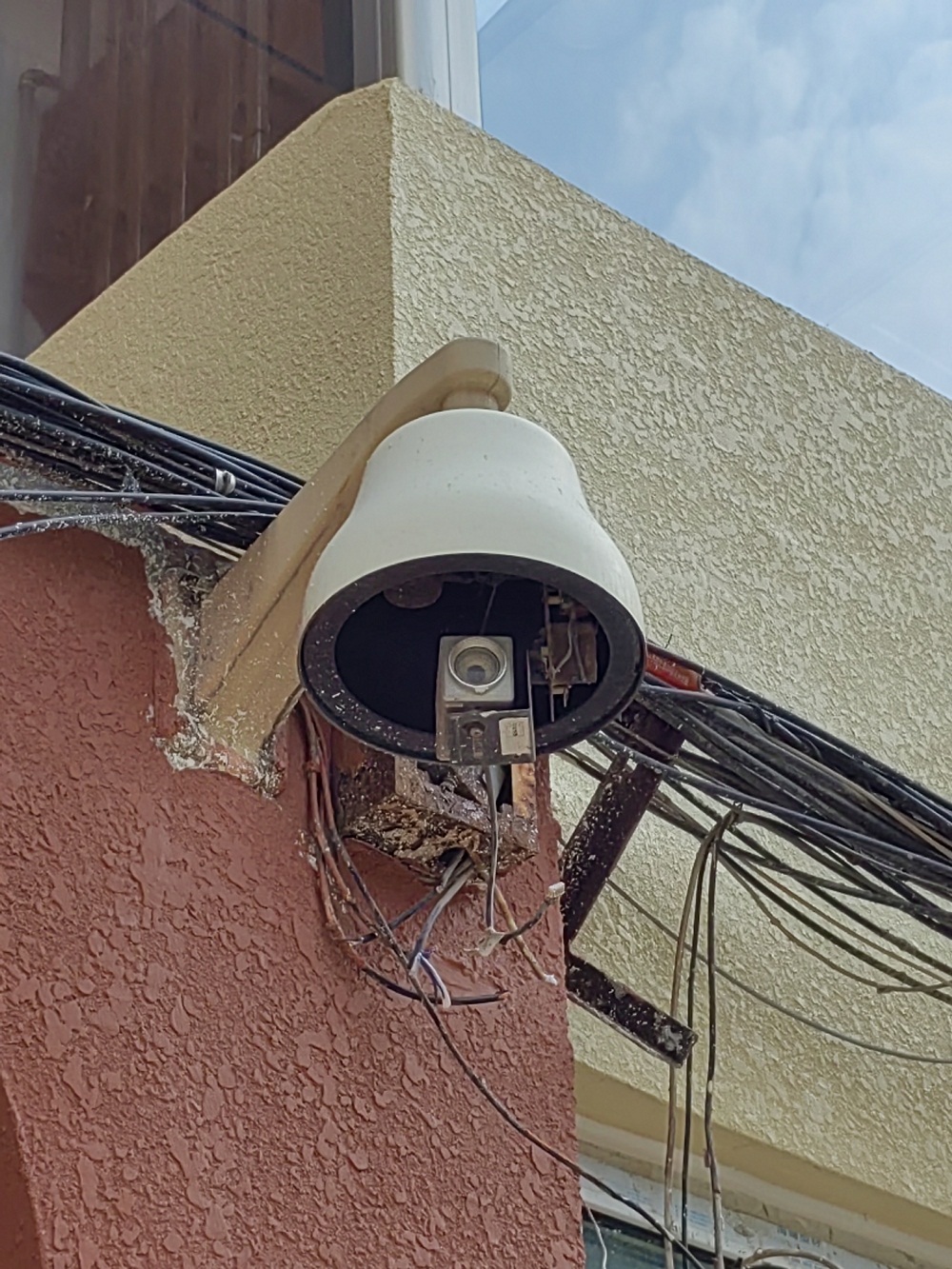 摄像头"带病"或罢工,小区监控为何频频失守?