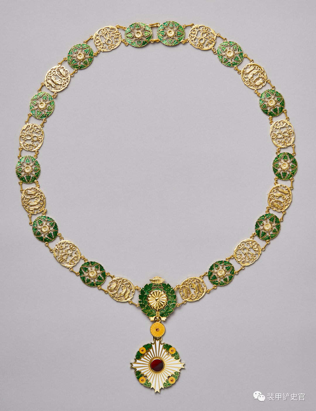 颈饰挂于颈部,垂于胸前,大绶章则搭配红紫相间的绶带佩戴,绶带主体为