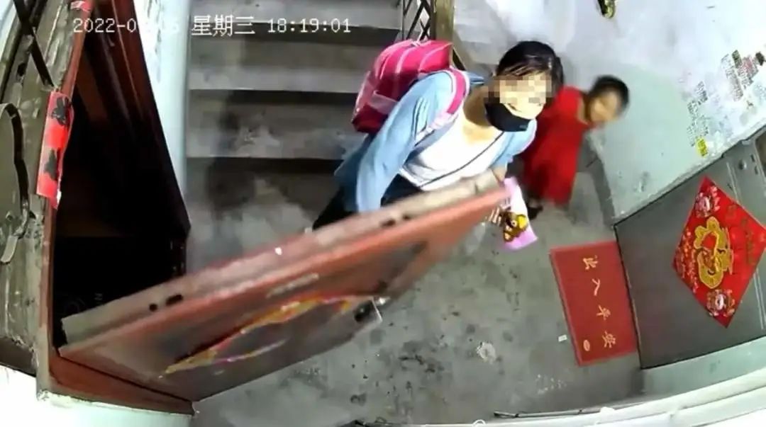 “母女回家被雨衣男拖进屋”视频引发全网关注！警方回应：母女平安，涉事男子已拘留休闲区蓝鸢梦想 - Www.slyday.coM