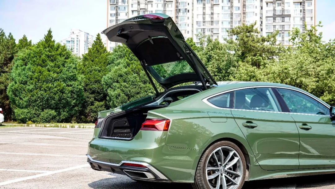 溜背的尾部更是将a5的灵魂展现的淋漓尽致,短小精悍的车尾才是它的