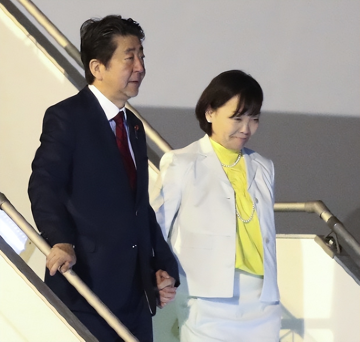 安倍夫人在葬礼上细节曝光!轻抚亡夫脸部,含泪回忆最后的8分钟休闲区蓝鸢梦想 - Www.slyday.coM 安倍夫人在葬礼上细节曝光!轻抚亡夫脸部,含泪回忆最后的8分钟休闲区蓝鸢梦想 - Www.slyday.coM