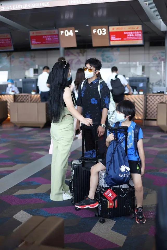 邹市明冉莹颖一家五口出行夫妇各牵一个儿子11岁轩轩长高不少