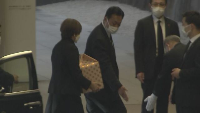 安倍夫人抱着亡夫骨灰盒画面曝光！用脸颊贴棺木好几分钟，难割舍休闲区蓝鸢梦想 - Www.slyday.coM