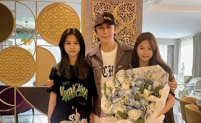 张伦硕好福气51岁娇妻穿短裤带俩女儿为他庆生一家人越长越像