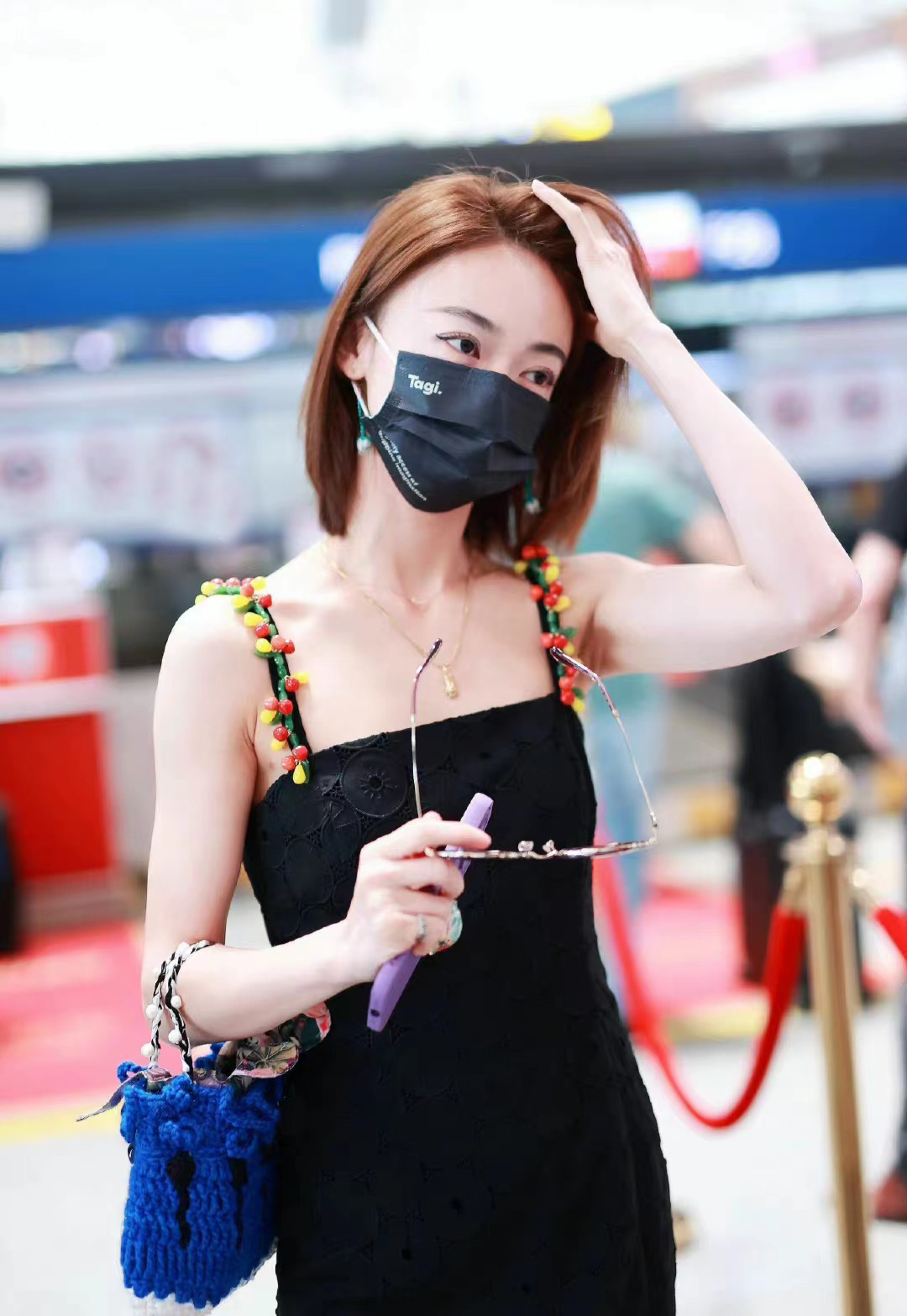 吴谨言黑色吊带连衣裙穿出多彩青春范儿精致时尚充满夏季氛围