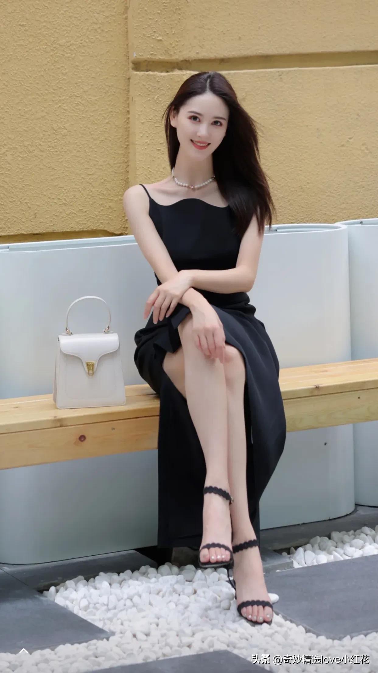 央视主持人李丹儿实在太美啦__财经头条