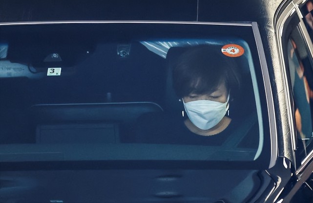 安倍夫人抱着亡夫骨灰盒画面曝光！用脸颊贴棺木好几分钟，难割舍休闲区蓝鸢梦想 - Www.slyday.coM