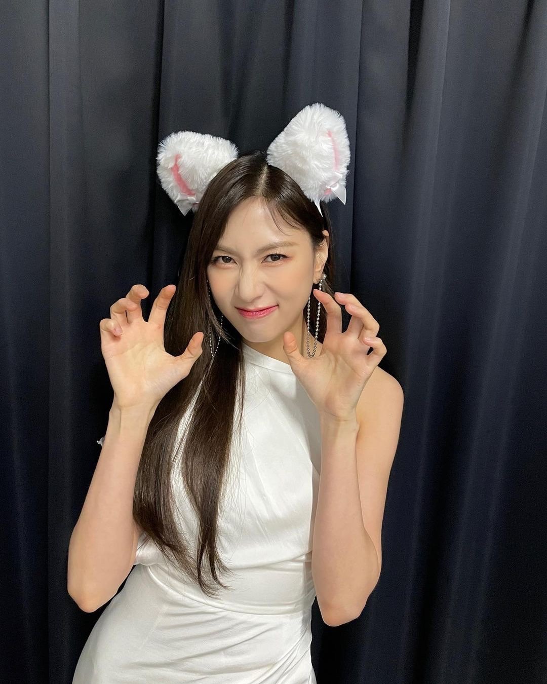 apink吴夏荣模仿猫展现了完美的比例和s线身材