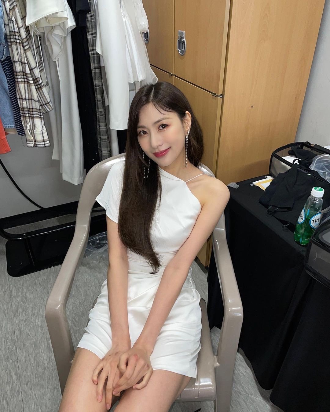 apink吴夏荣模仿猫展现了完美的比例和s线身材