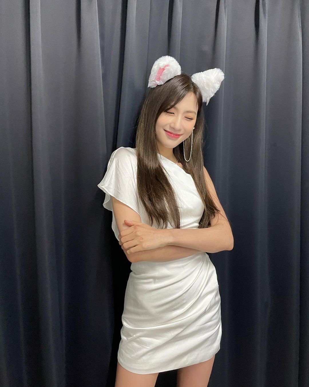 apink吴夏荣模仿猫展现了完美的比例和s线身材