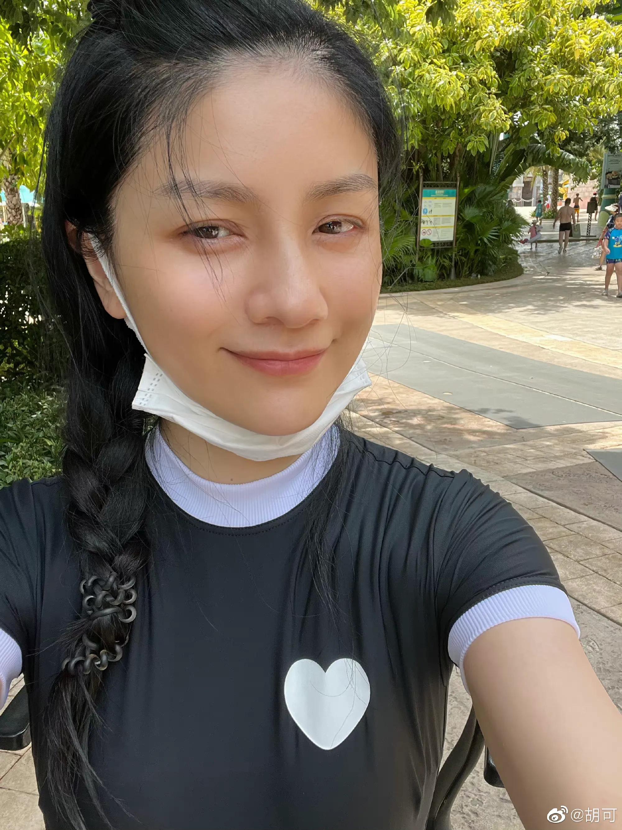 照片中,胡可扎着麻花辫,身穿黑色上衣,素颜出镜的她皮肤紧致饱满,状态