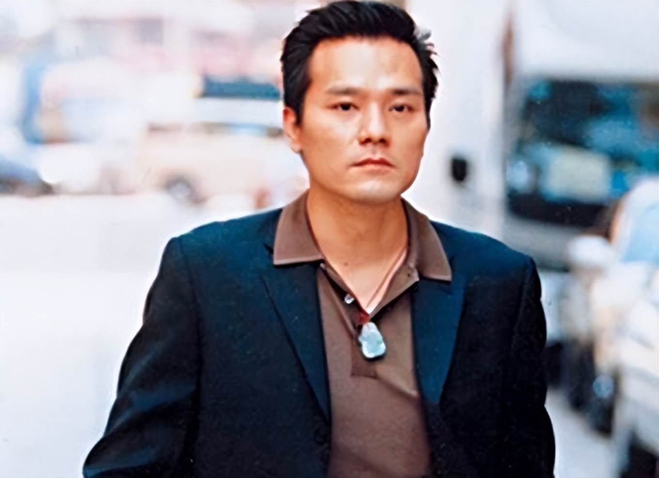 为保护小孩严重受伤动弹不得,已送医治疗|关智耀|林家栋|送医_新浪