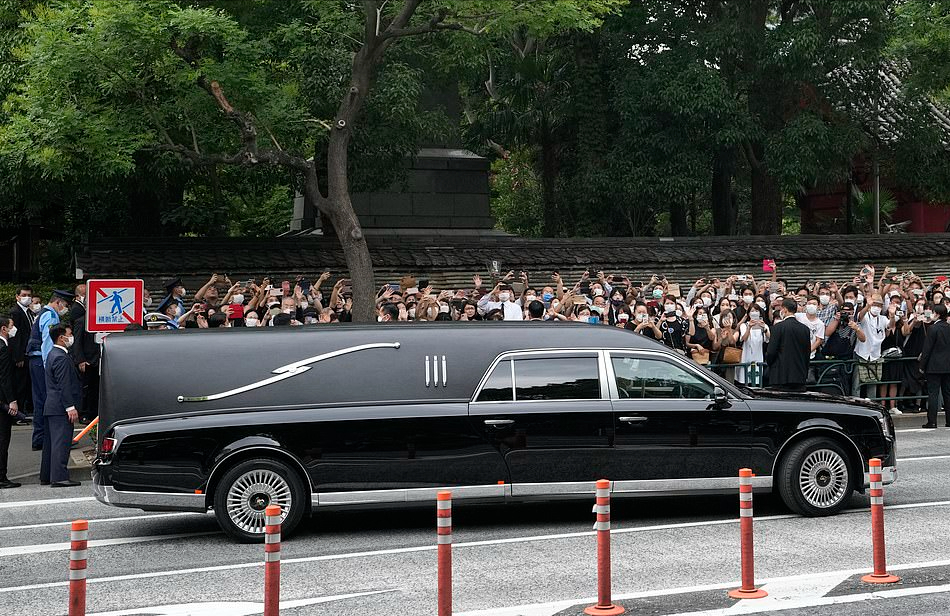 安倍夫人在葬礼上细节曝光!轻抚亡夫脸部,含泪回忆最后的8分钟休闲区蓝鸢梦想 - Www.slyday.coM 安倍夫人在葬礼上细节曝光!轻抚亡夫脸部,含泪回忆最后的8分钟休闲区蓝鸢梦想 - Www.slyday.coM