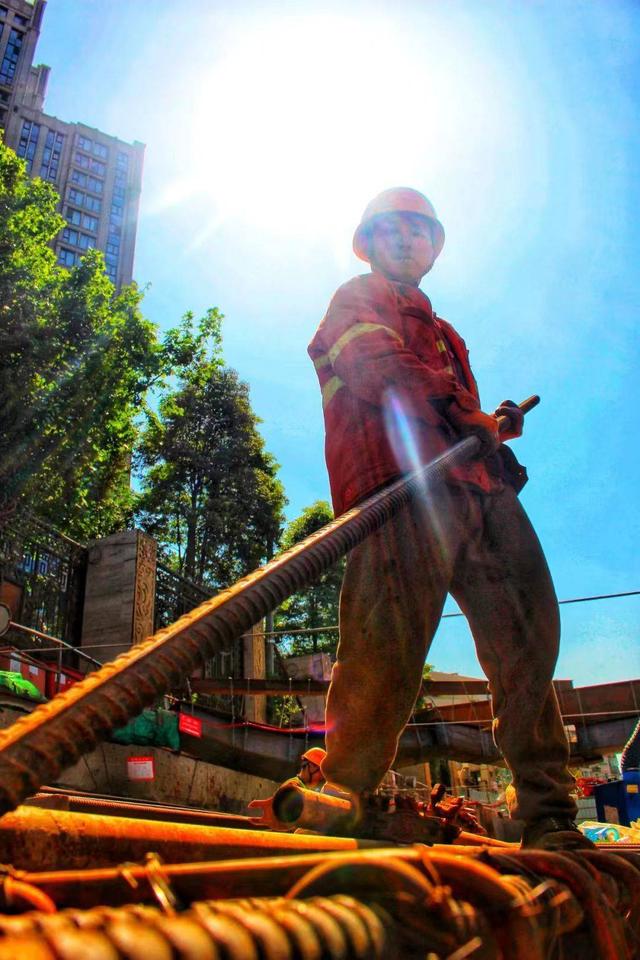 烈日下的坚守 走近成都轨道建设者