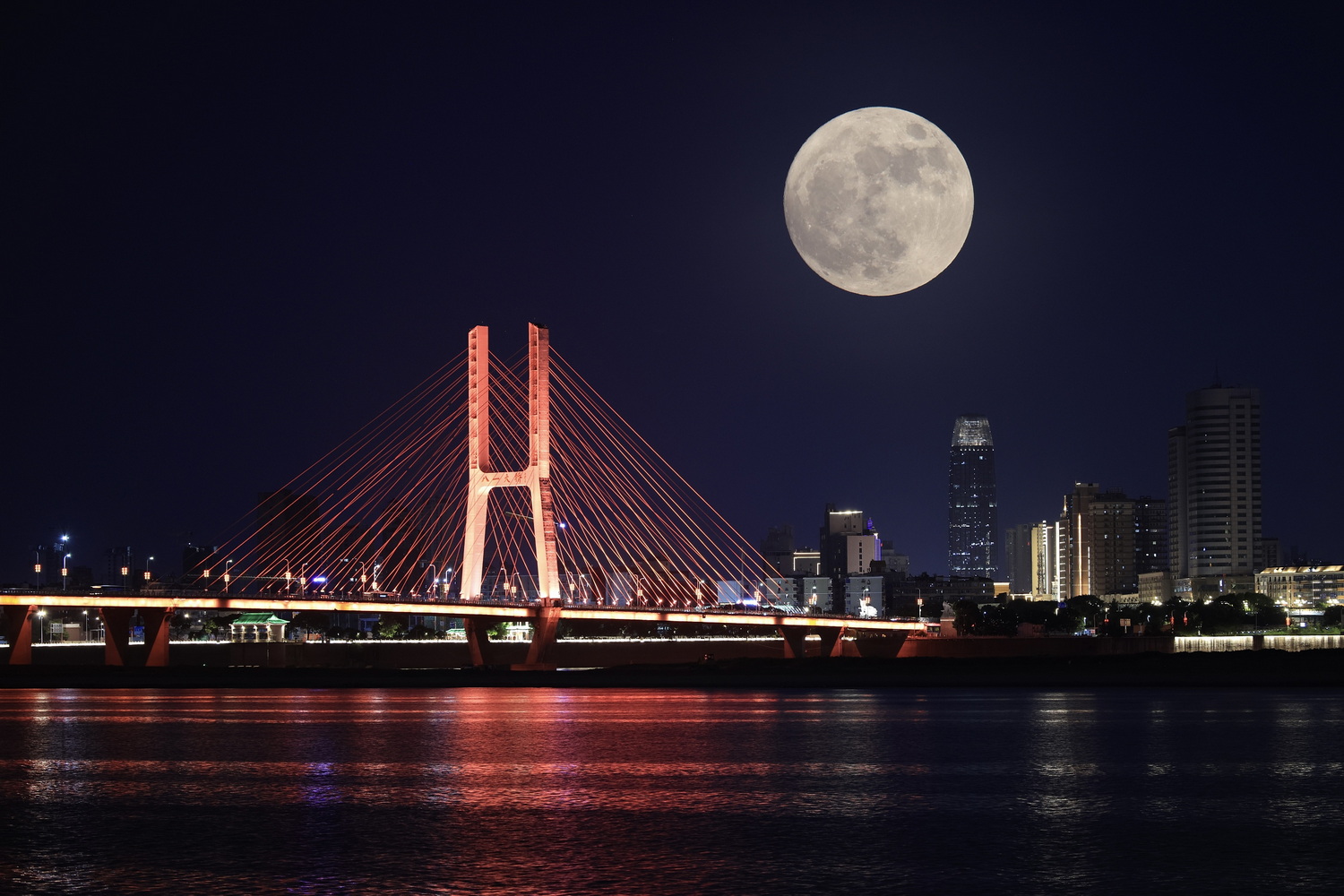 2022年7月13日,南昌,超级月亮出现在城市上空.(二次曝光)