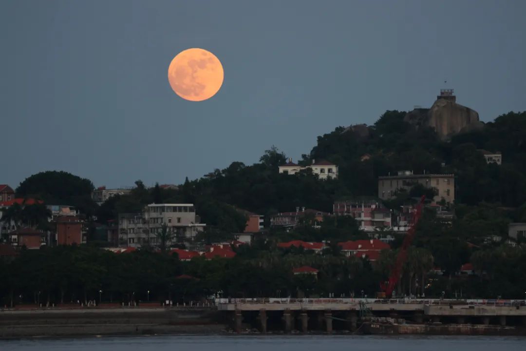 “超级月亮”，果然绝美！休闲区蓝鸢梦想 - Www.slyday.coM