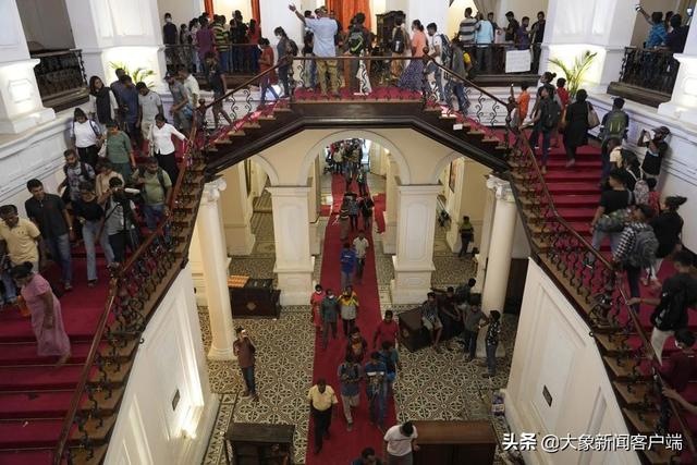 总统离境、国家进入紧急状态后，抗议者冲入斯里兰卡总理府休闲区蓝鸢梦想 - Www.slyday.coM