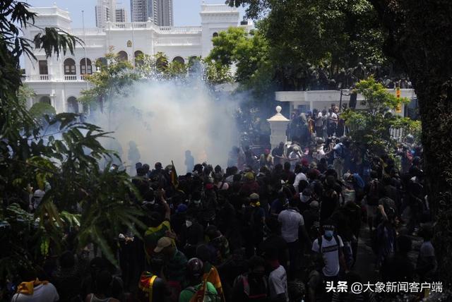 总统离境、国家进入紧急状态后，抗议者冲入斯里兰卡总理府休闲区蓝鸢梦想 - Www.slyday.coM