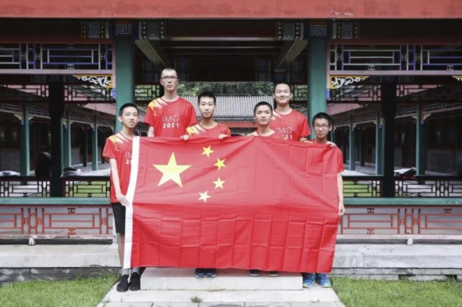 第62届国际数学奥林匹克竞赛国家队队员赛前合影 冯晨旭(左一)、彭也博(右一)