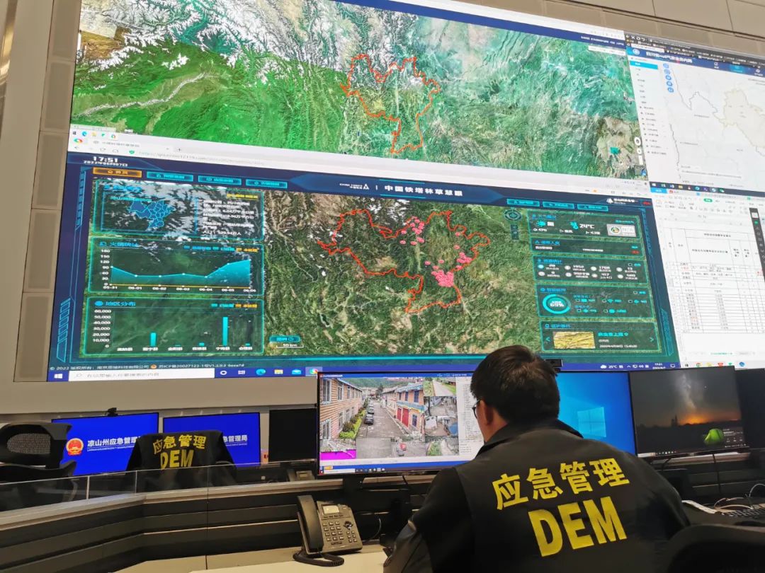 凉山州应急指挥中心办公现场.工人日报记者李娜 摄