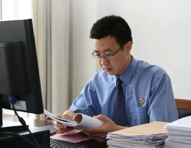 震惊！银行行长为送女儿上大学，被骗26次，“花式”挪用贷款3.5亿元！休闲区蓝鸢梦想 - Www.slyday.coM