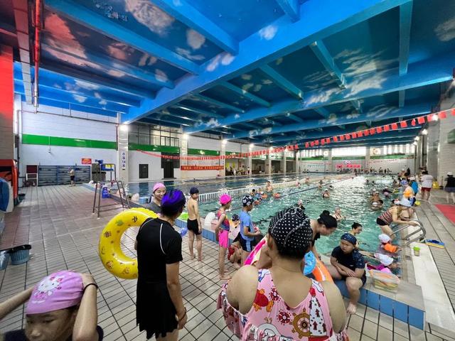 暑期游泳培训受青睐上午9点,记者来到位于人民路的菏泽一中游泳馆,刚