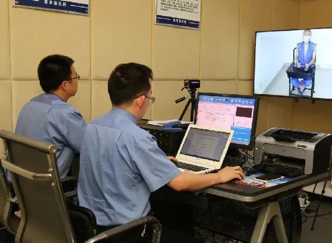 震惊！银行行长为送女儿上大学，被骗26次，“花式”挪用贷款3.5亿元！休闲区蓝鸢梦想 - Www.slyday.coM