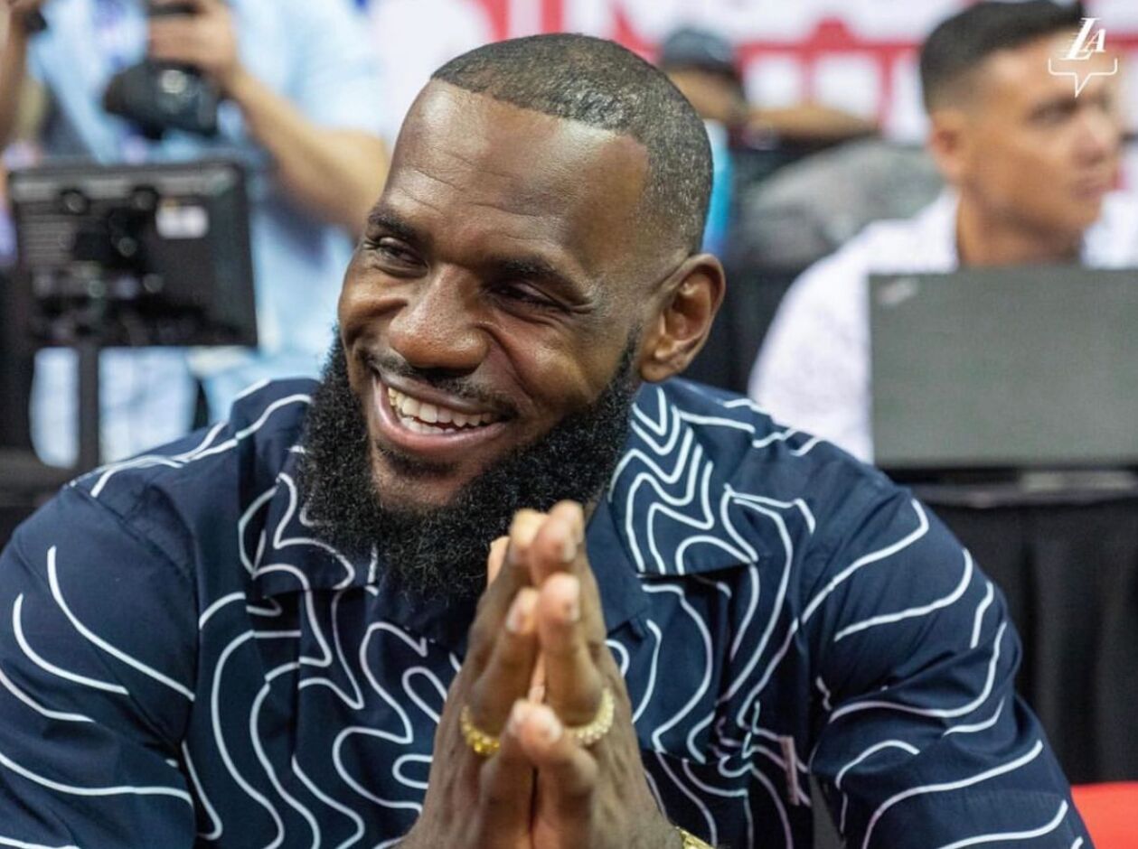 詹姆斯更新个人instagram,晒出赌城观战照片,照片中他一身便装,笑容