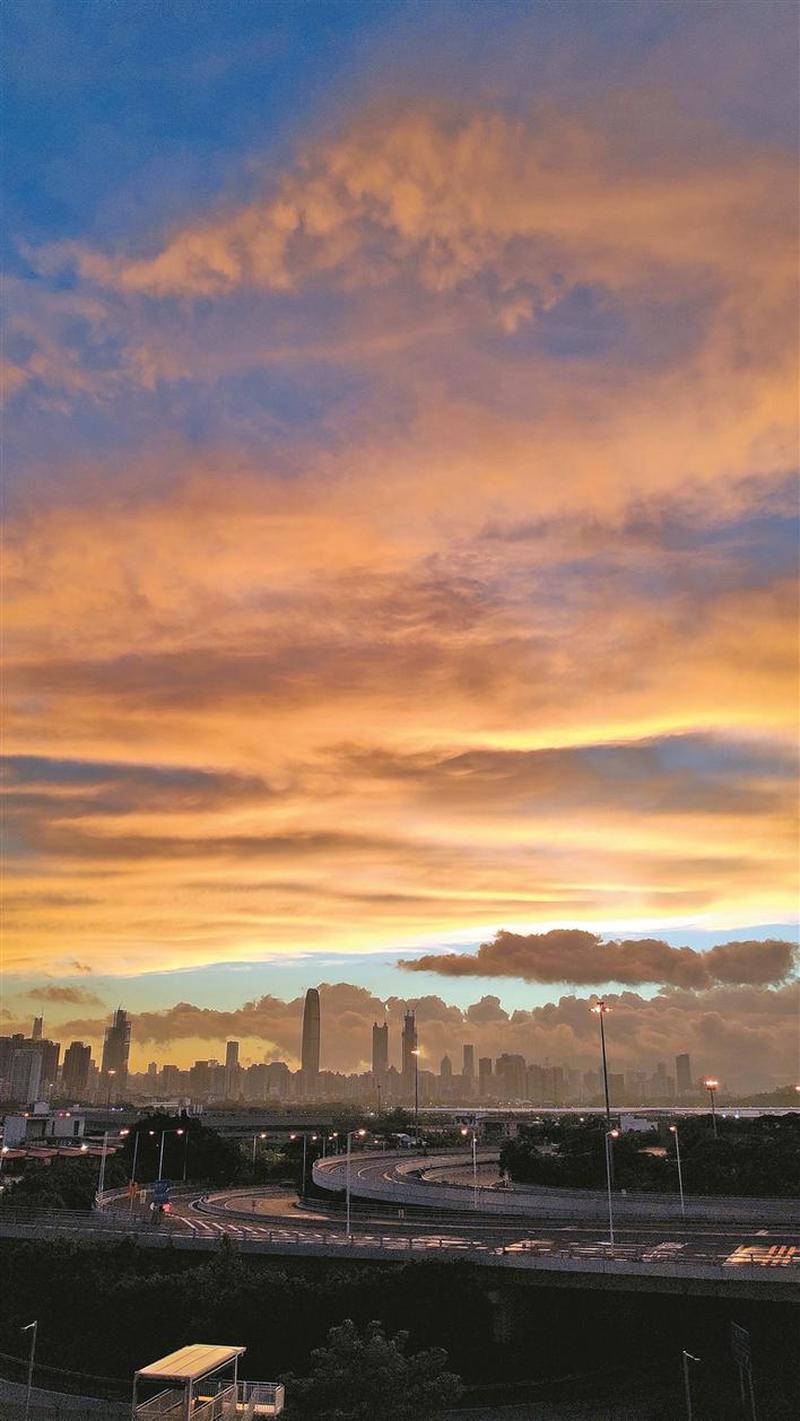 深圳天空丁达尔现象火出圈绝美天象迷倒无数网友