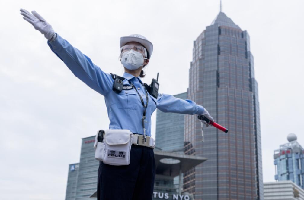 铿锵女警浦东热浪里的别样风景