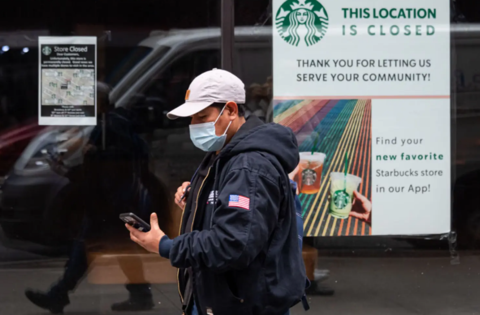 美國街頭，一名男子經過關閉的星巴克門店。（資料圖）