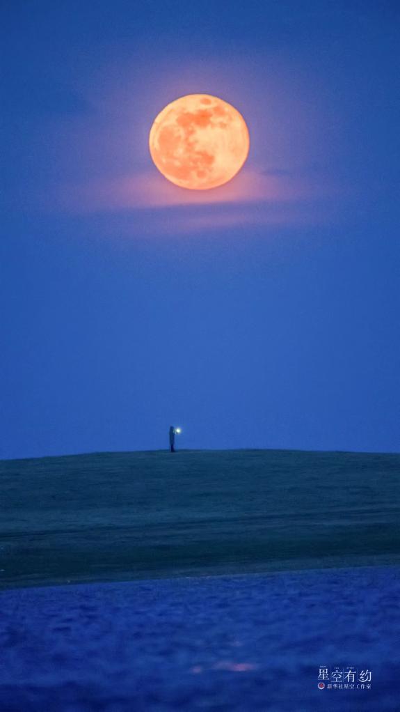 省天文爱好者刘成山2021年4月27日在黑龙江大庆拍摄的"超级月亮"