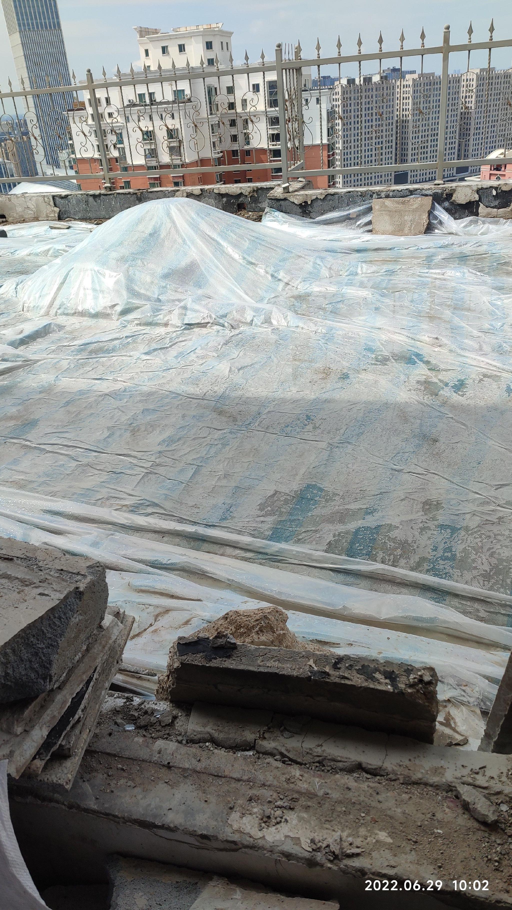 违建拆除部分仅用防水布进行了苫盖.(受访者供图)